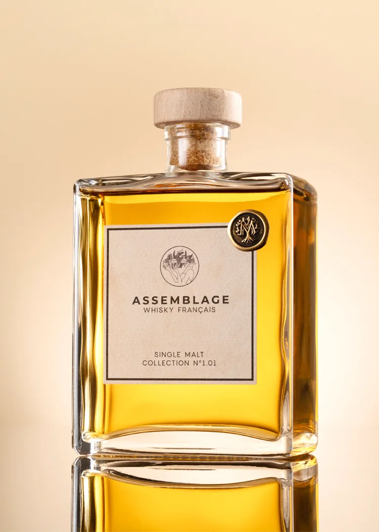 photo-produit-still-life-bouteille-whisky-spiritueux-studio-professionnel Photographie porté avec mannequin en studio pour collection de vêtements.