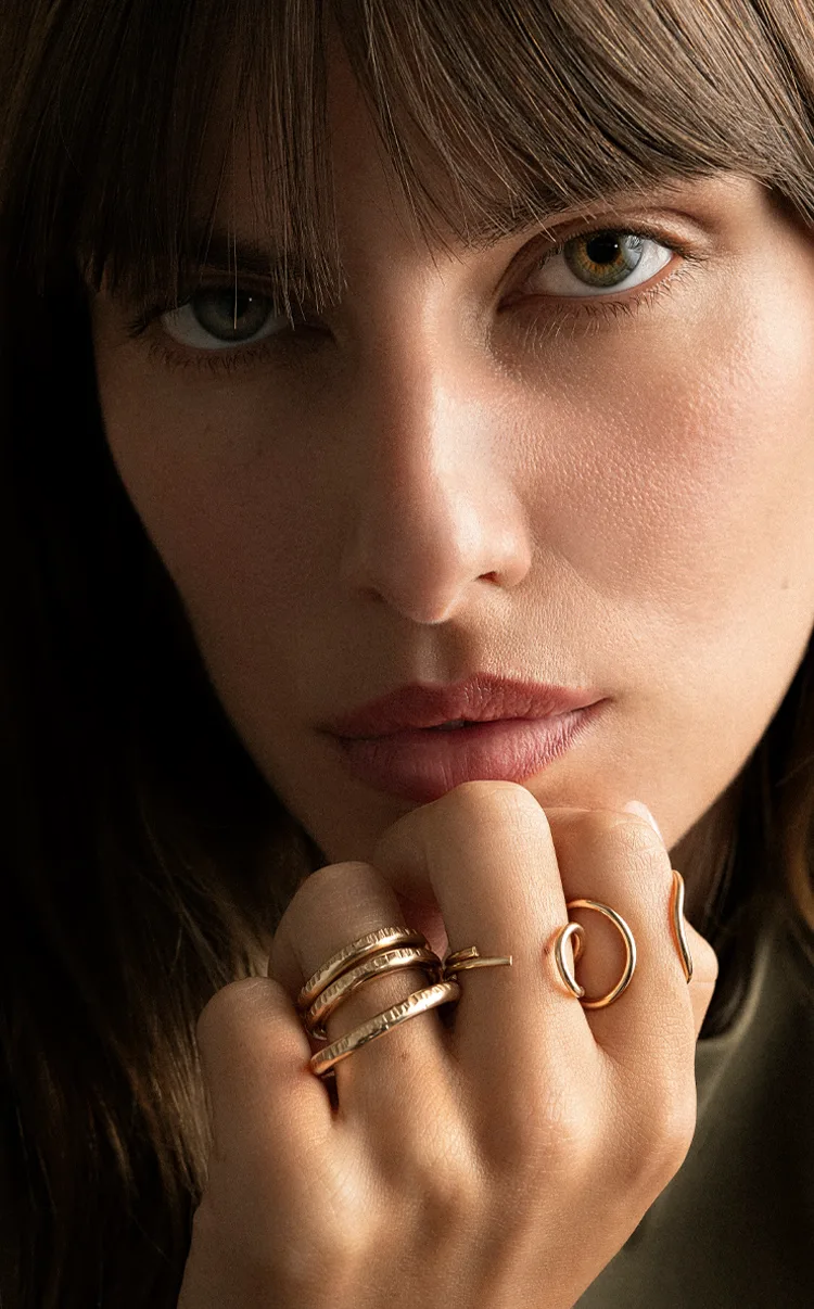 portrait-shooting-collection-bijoux-bague-gros-plan-pro Mannequin en studio avec collection mode stylisée.